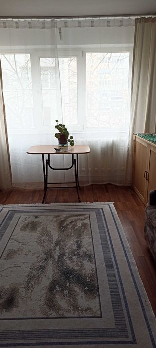 Închiriez apartament cu doua camere.