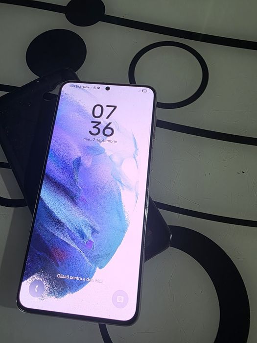 Samsung s21 plus crăpat usor fata spate funcționează impecabil.