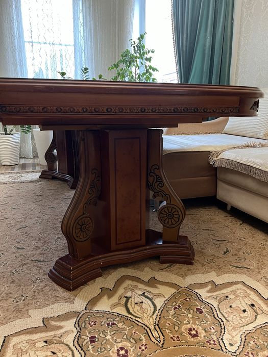 Стол в гостиную комнату