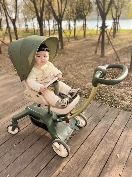 Современная и удобная детская коляска для комфортных прогулок.