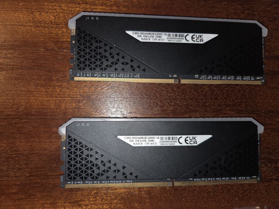 Vand kit de memorie RAM Corsair VENGEANCE RGB RS 16GB (2 x 8GB)