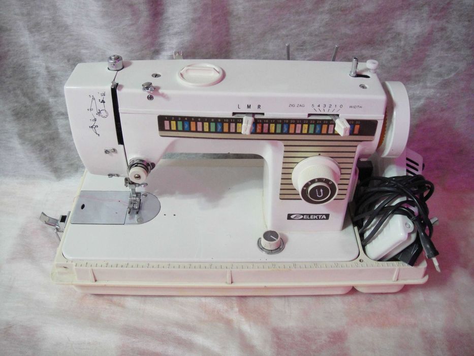 Швейная машинка " ELEKTA ".