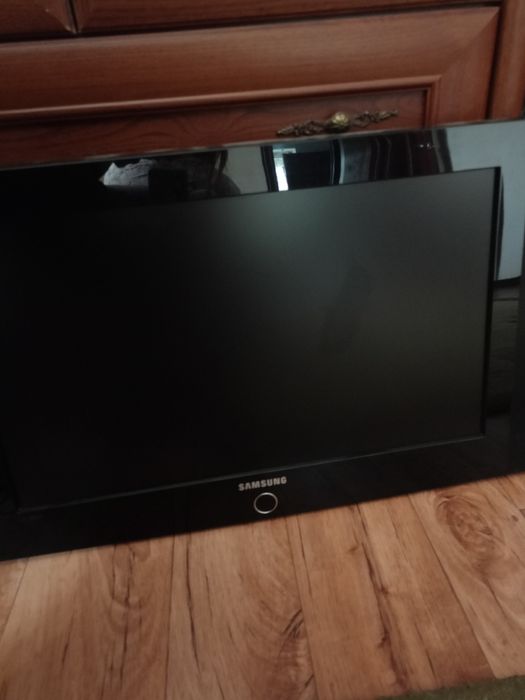 Продам телевизор с кронштейном