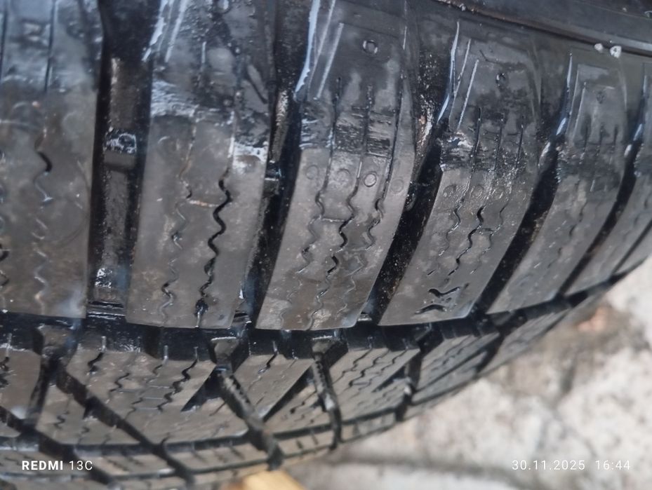 Продаётся комплект зимние шины