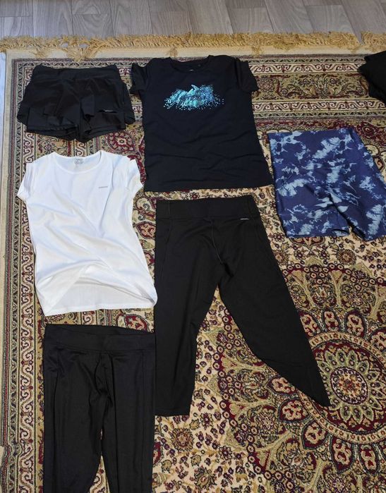 Одежда школьная и спортивная.