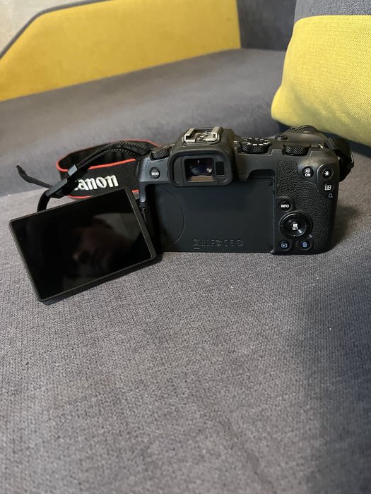 Canon EOS R50 plus obiectiv 50mm