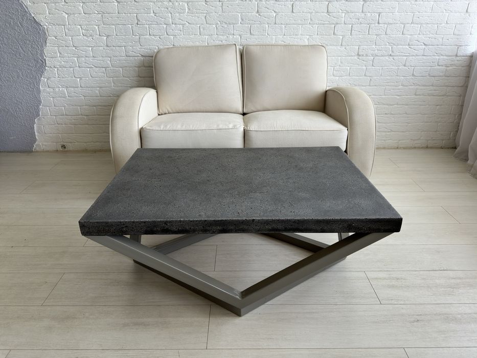 Холна маса с метални крака и бетонен плот налична бройка