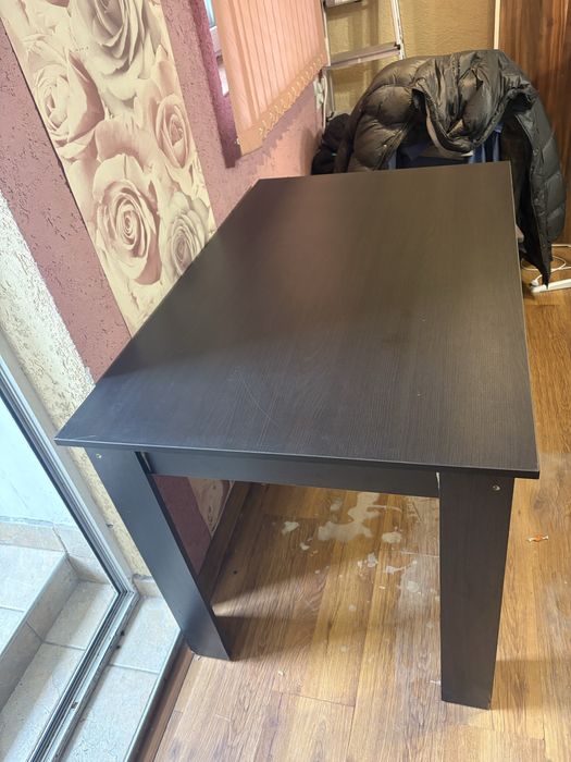 Трапезна маса в добро състояние,почти не е използвана