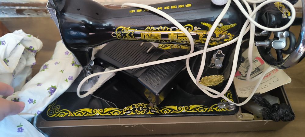 Электрическая швейная машинка