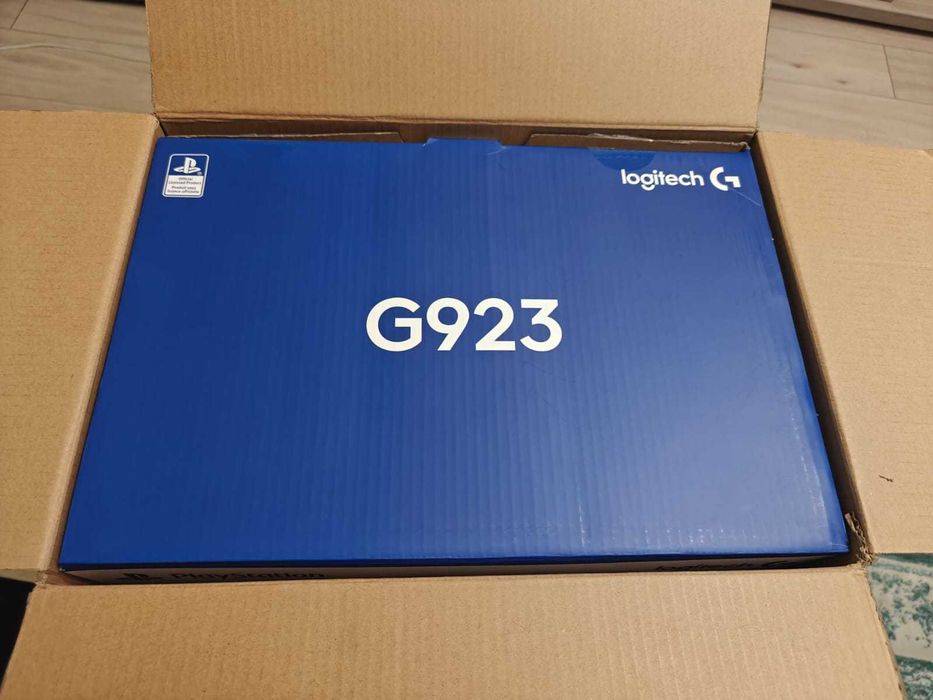 Volan Logitech G923 Trueforce pentru PS5, PS4 and PC