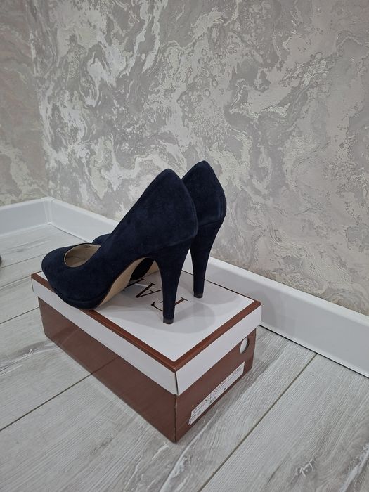 Продам замшевые туфли