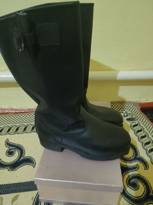 Былғары етік сатам.