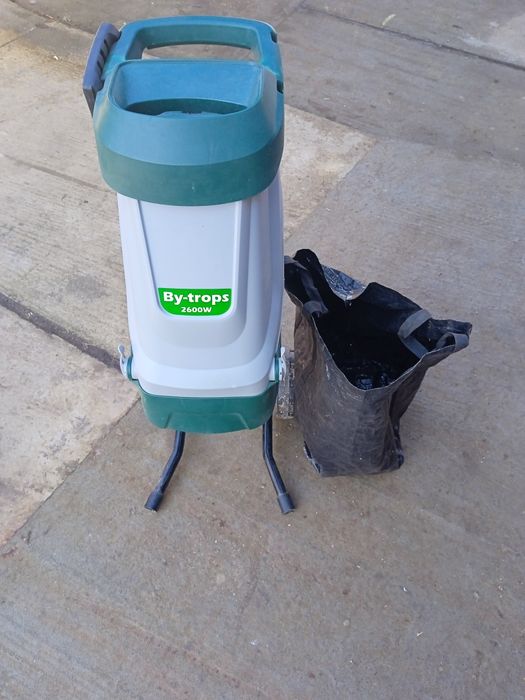 Vând tocătoare și resturi vegetale