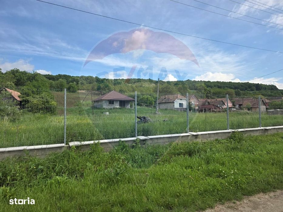 Casă la roșu cu teren 4.234 mp, cadru natural deosebit – Deag, Iernut