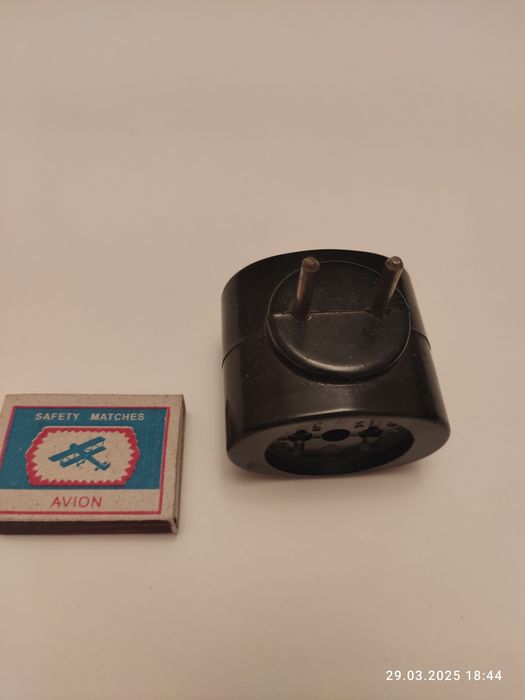 Трои́ник для розетки