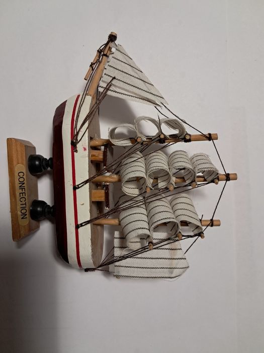 Продам для декора сувенирные тарелки, парусник