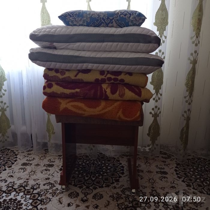 Продам три одеяло +4подушки