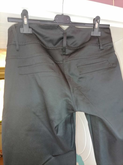 Сатенен панталон и еластичен трикотажен клин