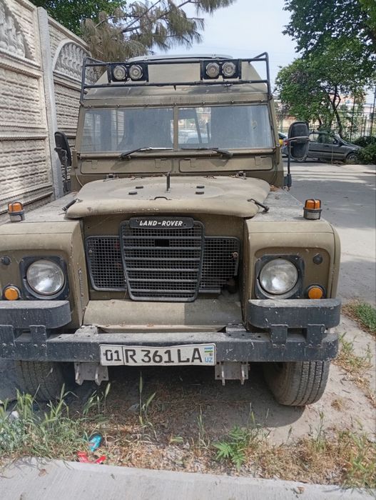 Машина Land-Rover