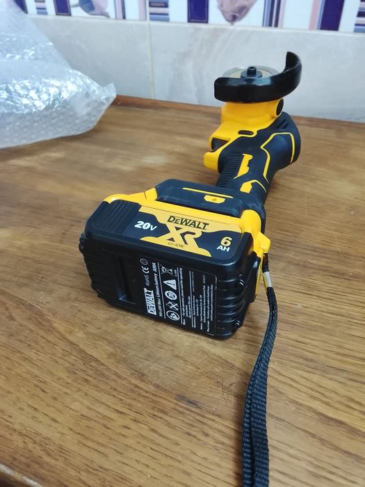 Mini flex dewalt cu o baterie de 6a
