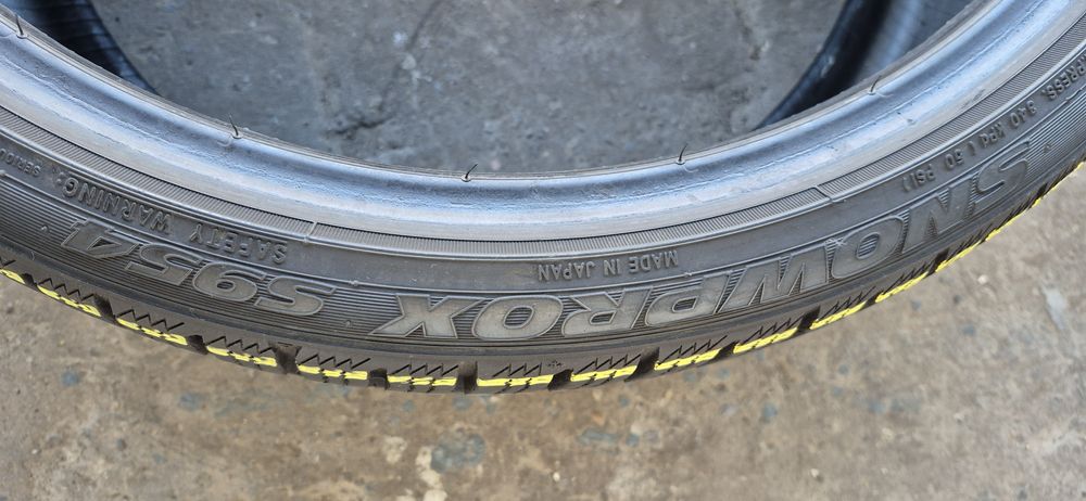 4 anvelope iarna ca si noi Toyo,255/30/20.Pretul este pe bucata.