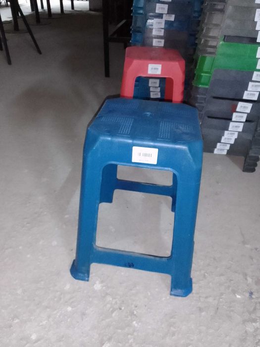 Стул пластиковый.  Оборудование