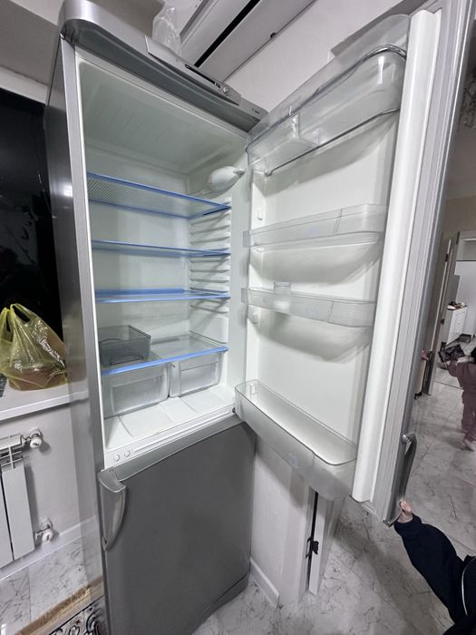 Продам Холодильник б/у индезит.