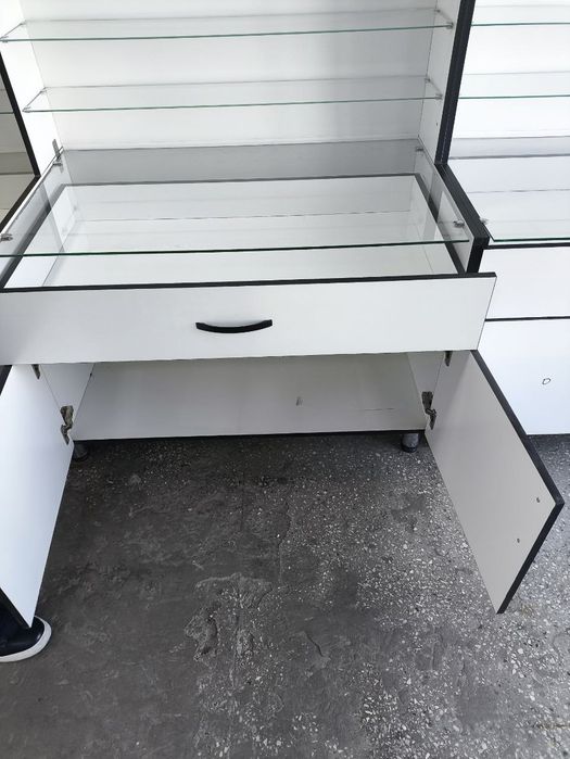 Vitrina xar xil tovarlarni joylashtirish uchun