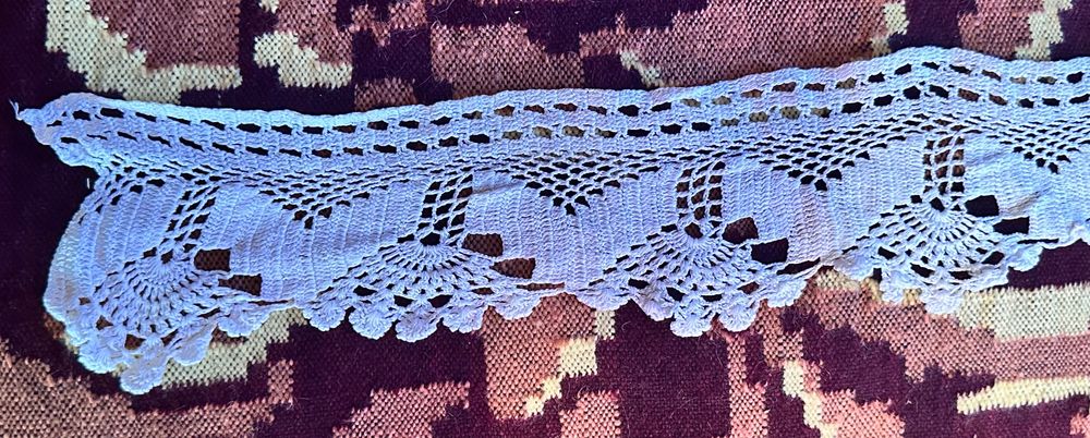 Dantelă croșetată cu acul din melană . 1m/30 lei. Nouă, nefolosită.