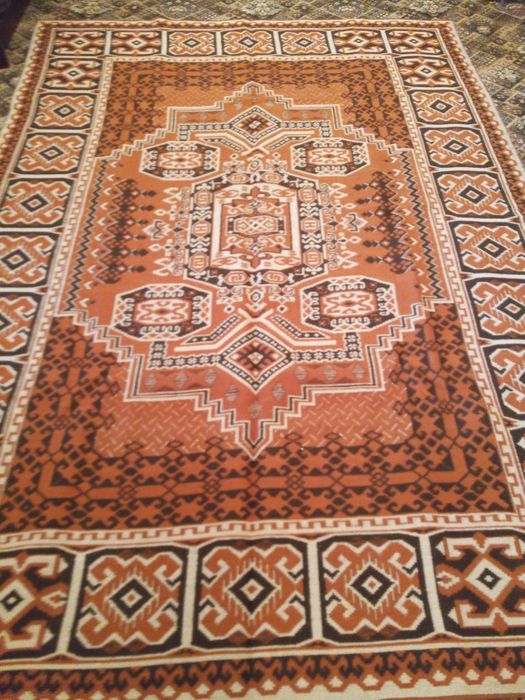 Жакардов килим, нов