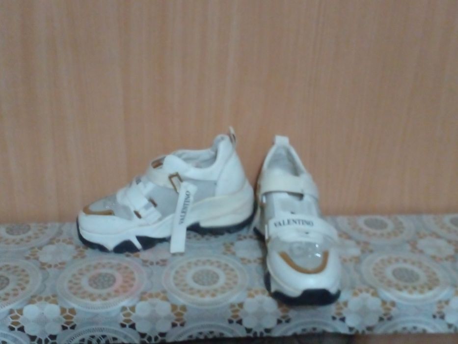 Белые кроссовки  36 размера