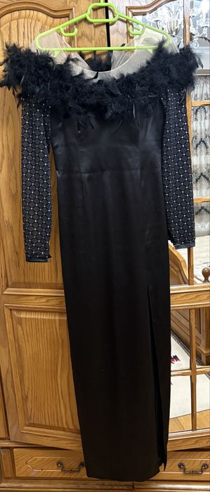 Rochie neagra lunga cu pene