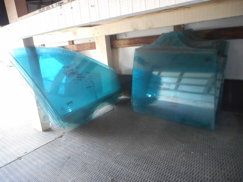 Стъкла предни задни и за врати от Мерцедес