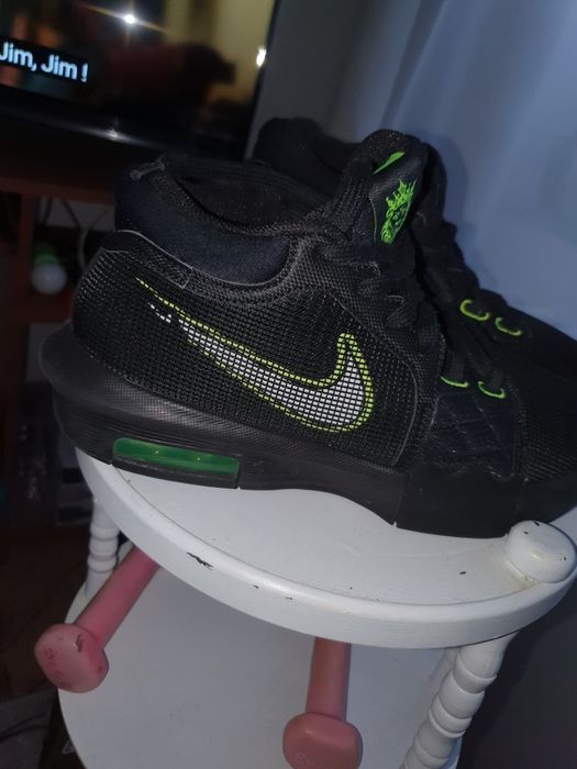 Nike LeBron Witness 8 Black Volt - Marimea 41 - Baschet - FB2239