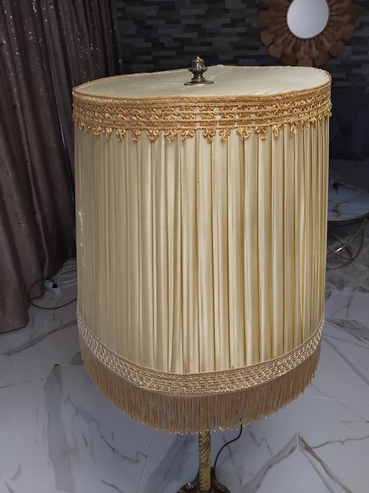 Superb lampadar vechi din bronz masiv,din perioada interbelică.
