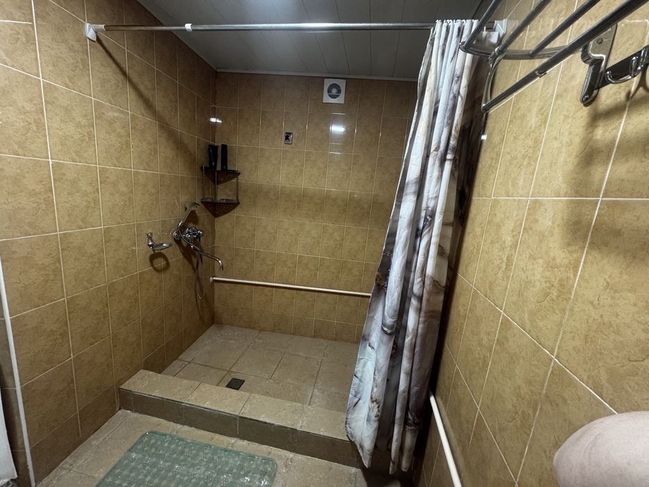 Uy hovli arendaga beriladi juda shinam tozza joy