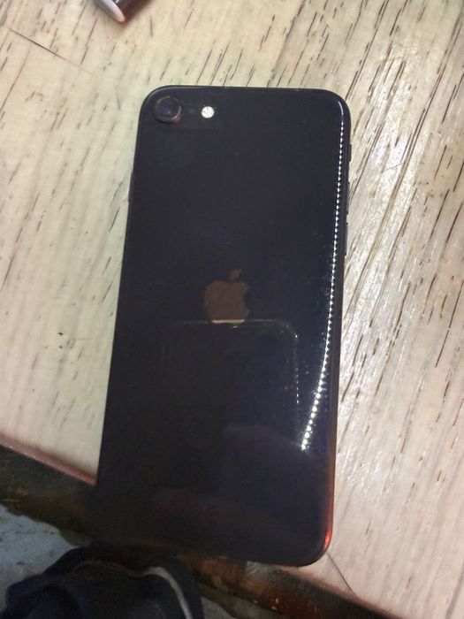 Срочно продам айфон се 2020 года