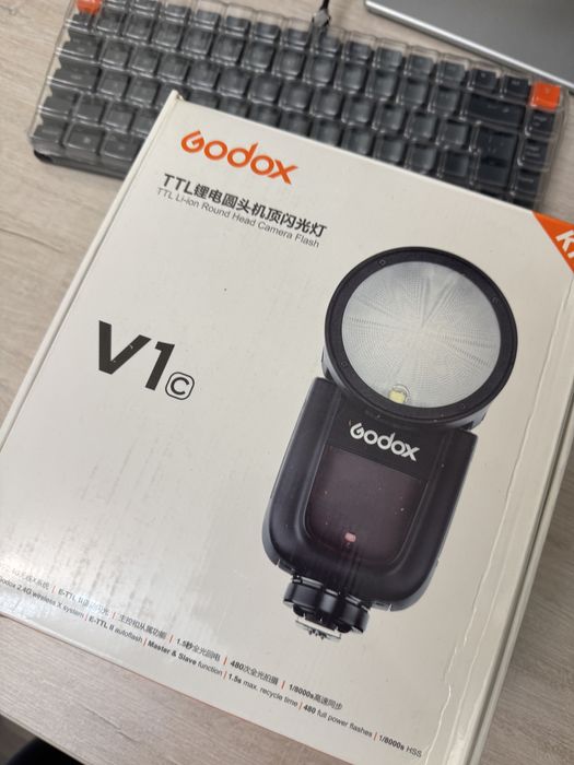 Вспышка Godox V1C