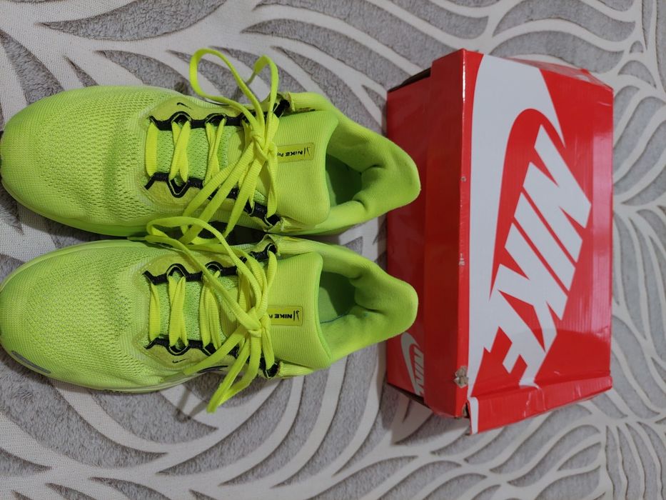 Продам беговые кроссовки Nike