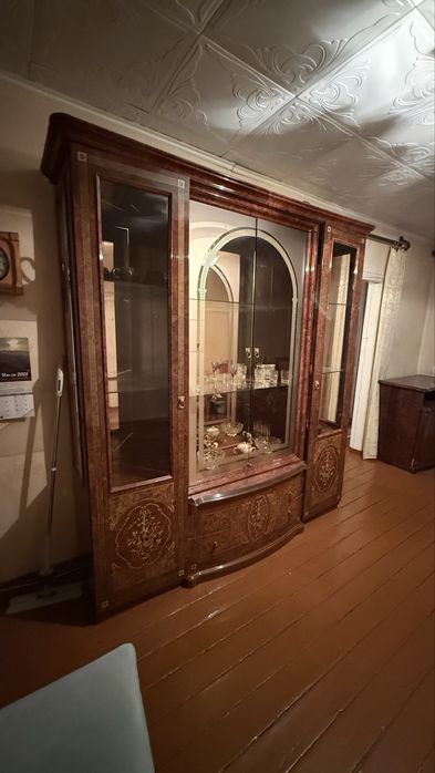 Продается классический сервант (витрина)