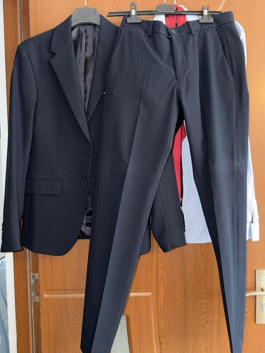 Vând  costum banchet