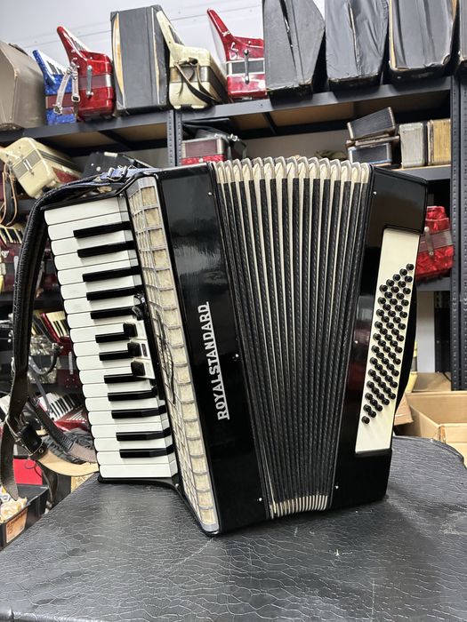 Acordeon RoyalStandard cu 60 de basi