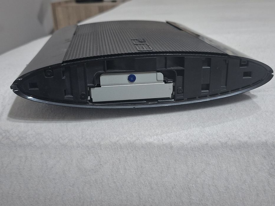 Продавам ps 3 и 3 джойстика за ps 3. Ps 3 либсва една външна част но работи перфектно