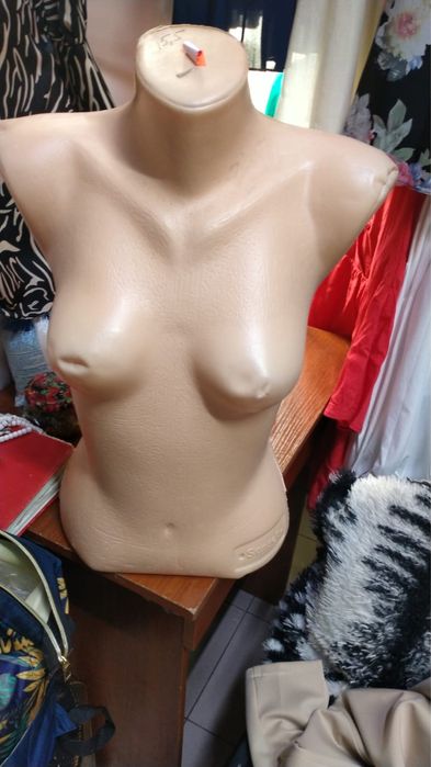 Продам столы кровать и моннкены