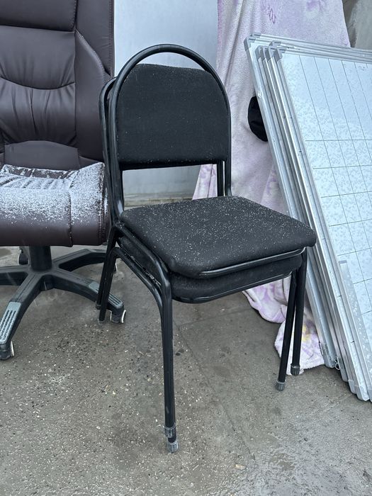 Продается стульчики 70 шт  и 2 кресло