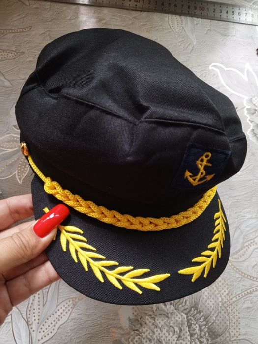 Фуражка капитана, красная, чёрная, белая в наличии