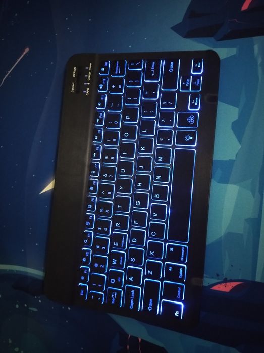 Tastatura neagra iluminata wireless