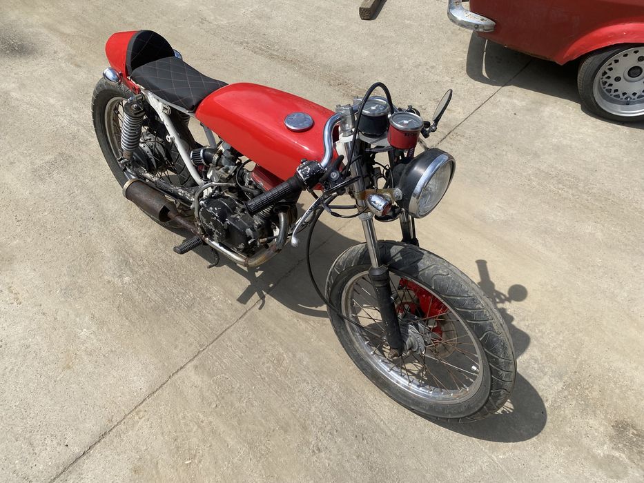 Motocicleta Honda CB50J CafeRacer