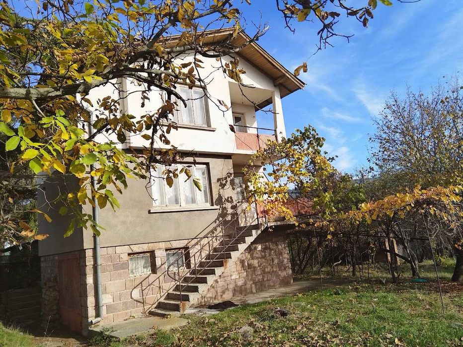 Масивна къща в село Балша