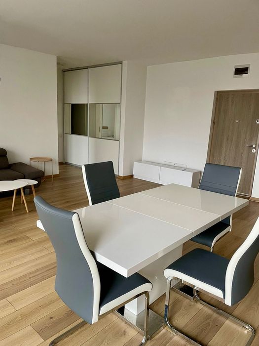 REZERVAT - PF închiriez ap 2 camere luminos, modern în Europa